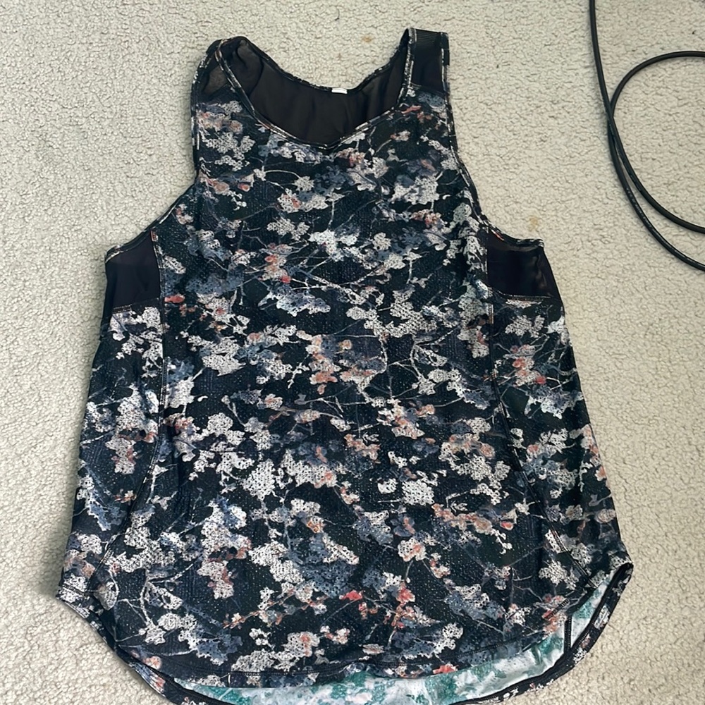 Lululemon LOVE tank (older style) size 6